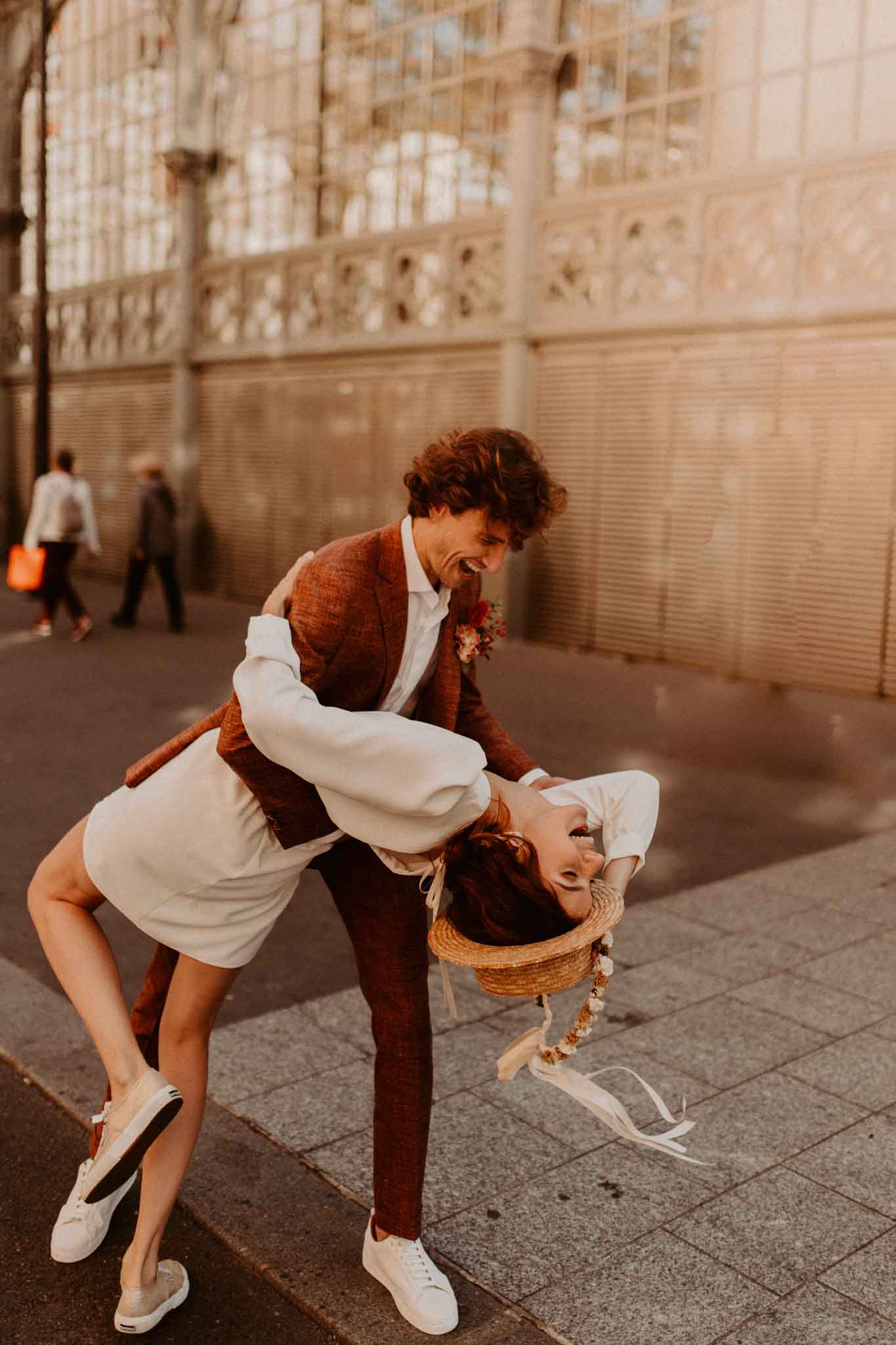 Couple dansant costume terracotta Credit blondiephotographie