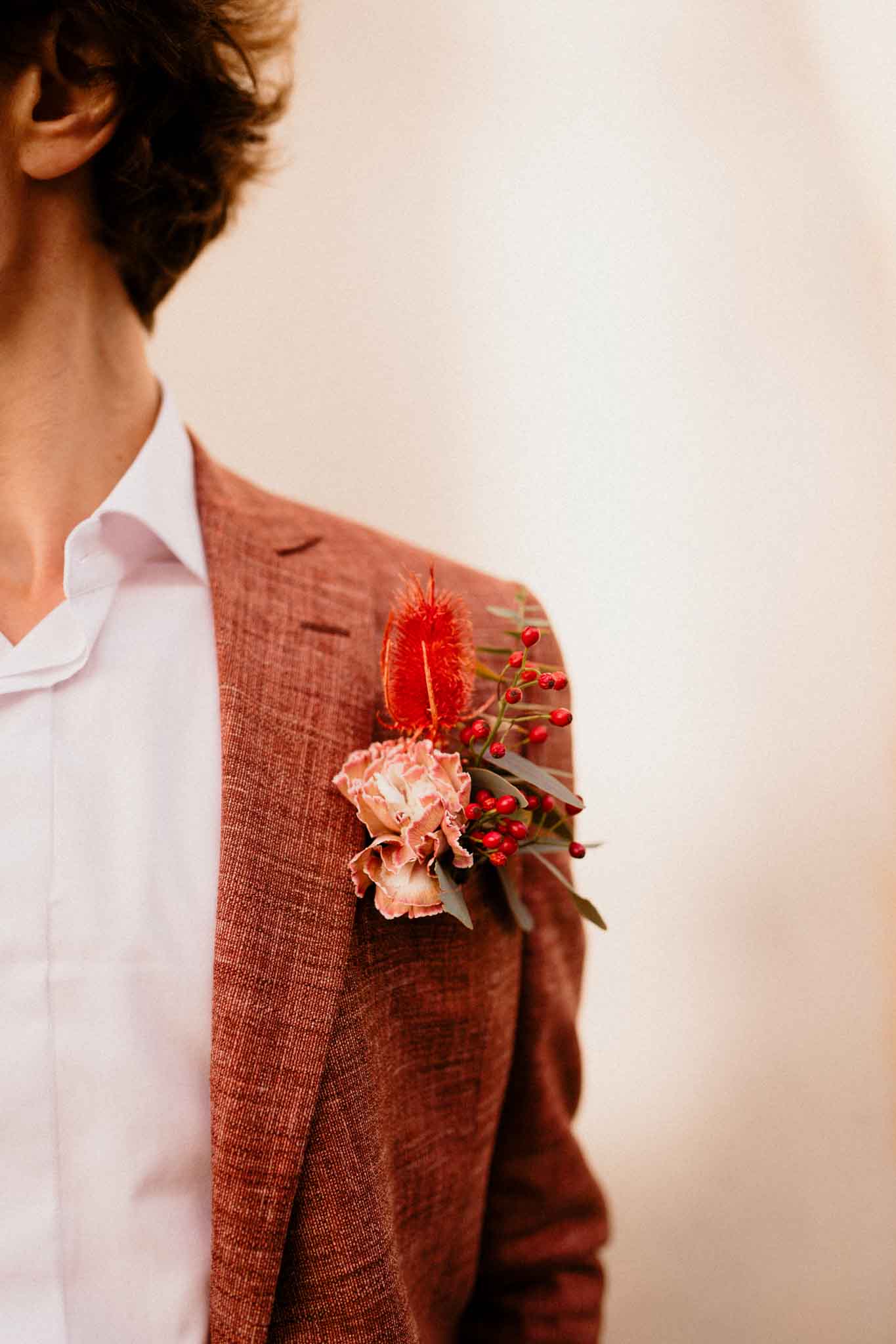 Boutonniere costume mariage rouge rose vert Credit blondiephotographie
